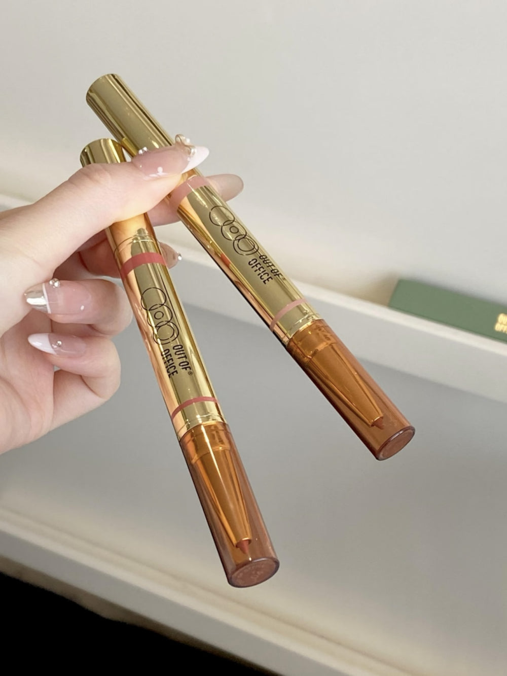 OUT OF OFFICE 2IN1 Glossy Lip Balm n Lipliner Duo 1.3g+300mg